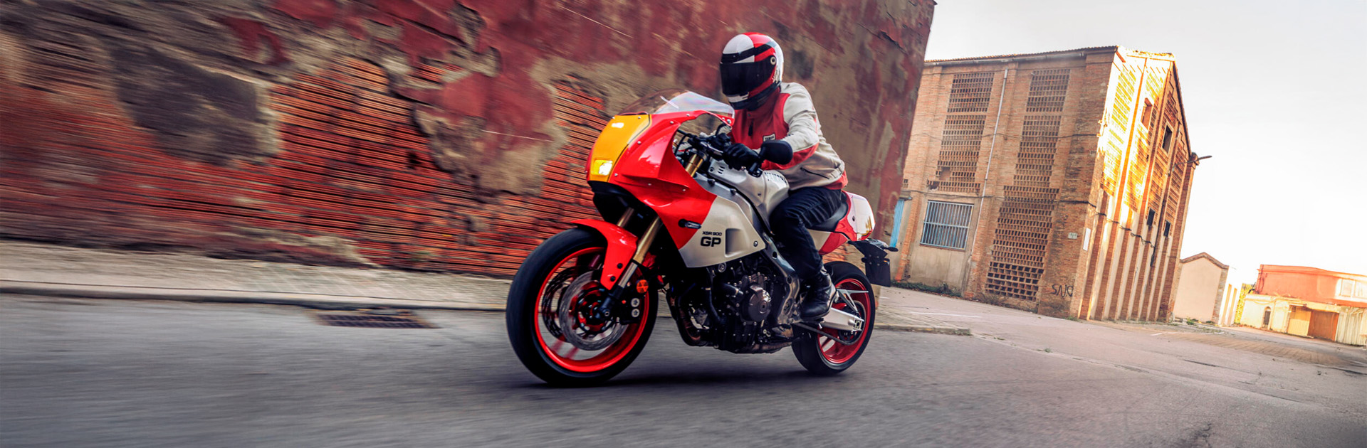 assets/images/motorcycles/headers/xsr-900-gp-2025.jpg