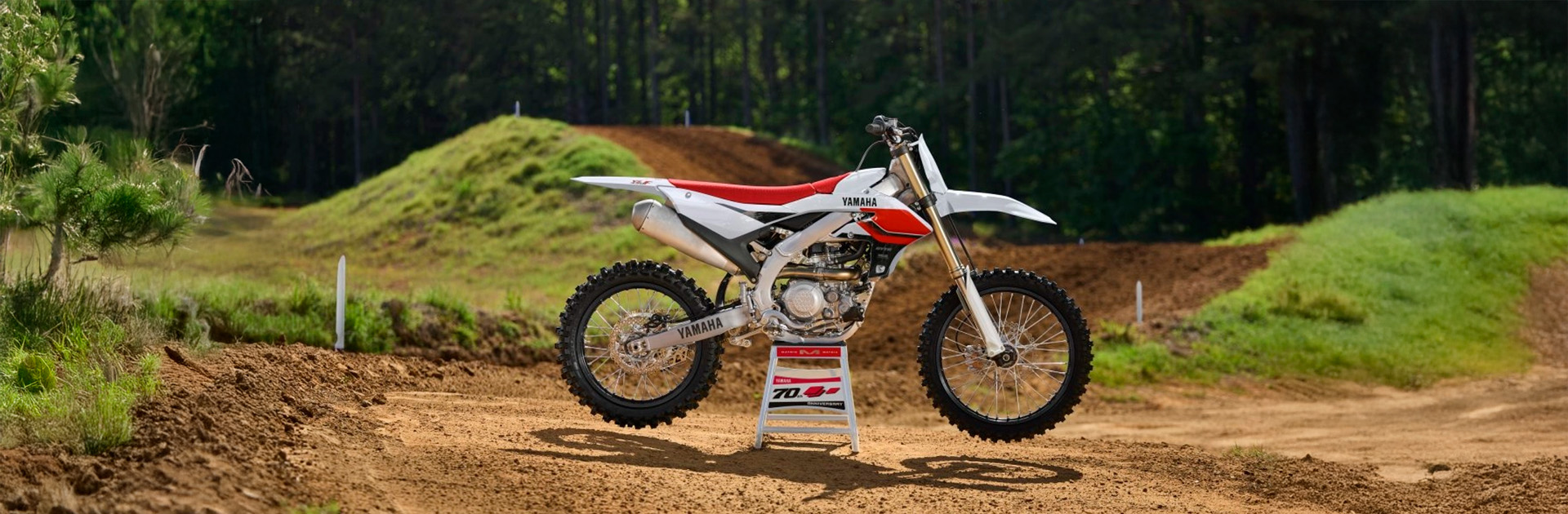 assets/images/motorcycles/headers/yz-450-f-2026.jpg