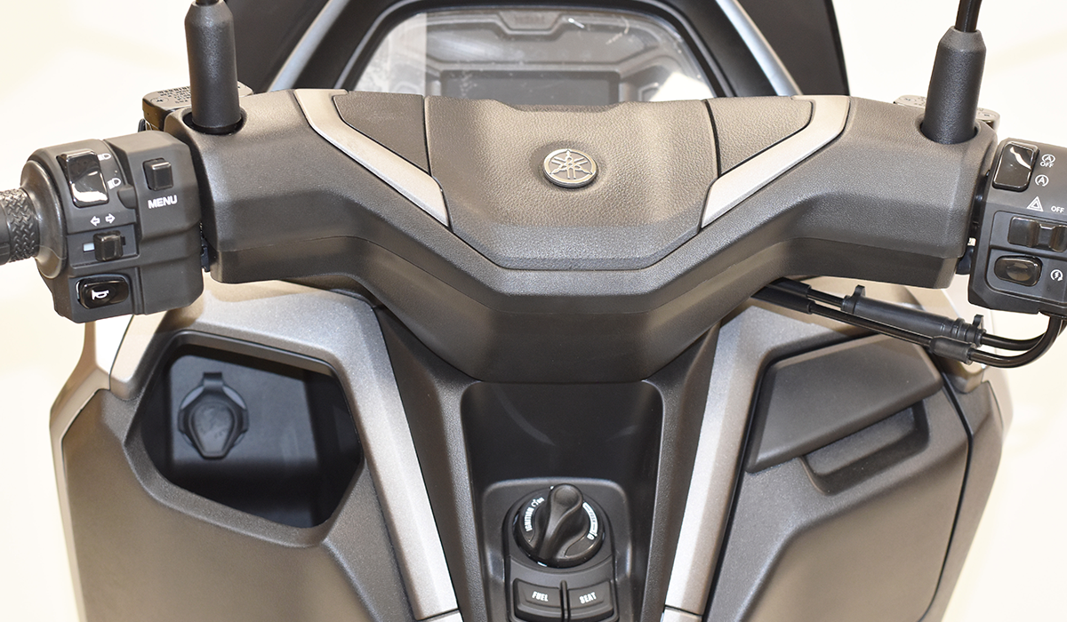 assets/images/motorcycles/models/n-max-2025/31838a39-4d04-46e9-822c-fa57e8ee752d.png