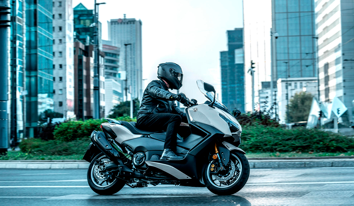 assets/images/motorcycles/models/t-max-tech-max-2025/2a2d32db-626b-4f64-a824-7b266d0ba562.png