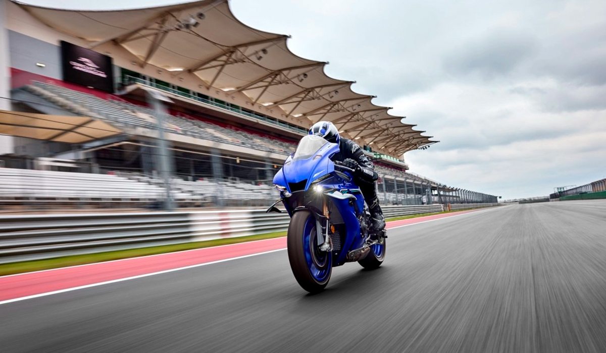 assets/images/motorcycles/models/yzf-r1-2025/27d2d8df-4255-4f03-8b79-52aa4fbb0a3b.jpg