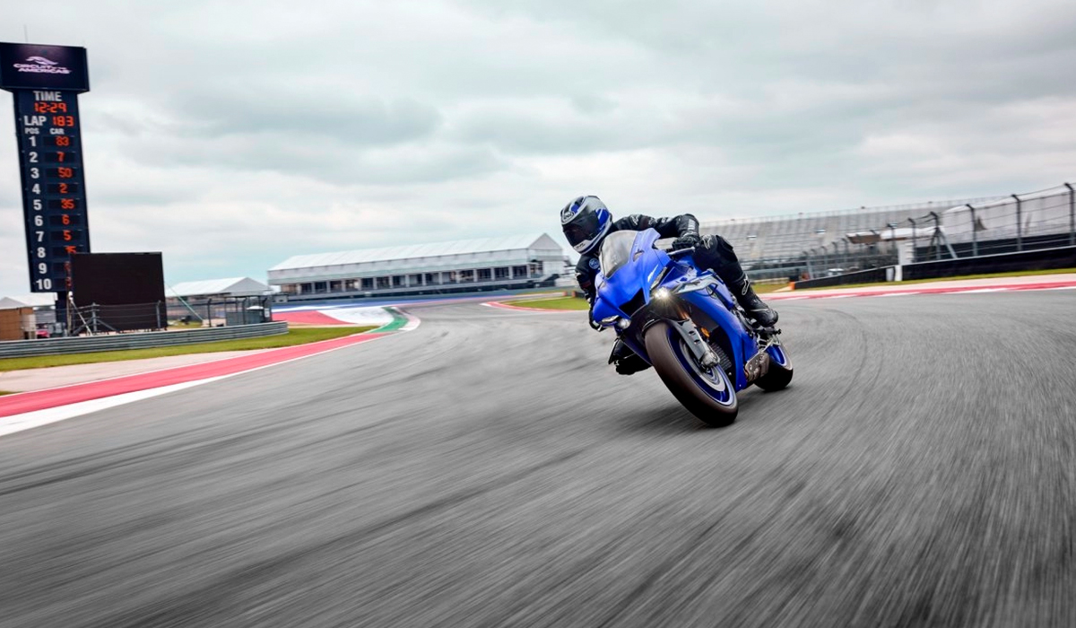 assets/images/motorcycles/models/yzf-r1-2025/d2ce5f43-2e5d-4056-ad6f-663172e1b081.jpg