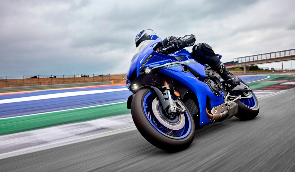 assets/images/motorcycles/models/yzf-r1-2025/ef8759dc-2b2b-424d-9181-99e5978ef730.jpg