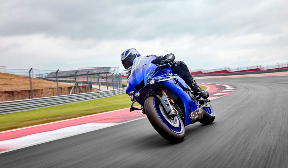 assets/images/motorcycles/models/yzf-r1-2025/fe3c989c-5bf6-47fa-969d-f66566b37160.jpg