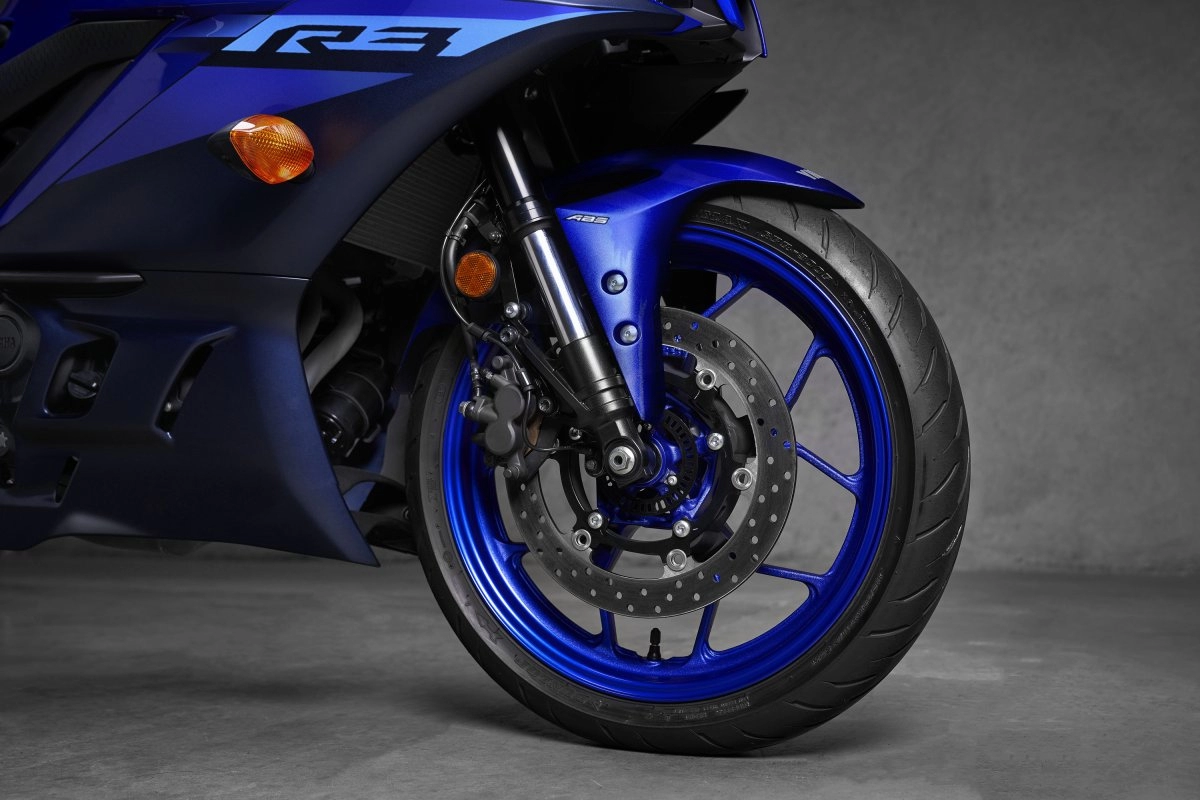 assets/images/motorcycles/models/yzf-r3-2024/13.jpg