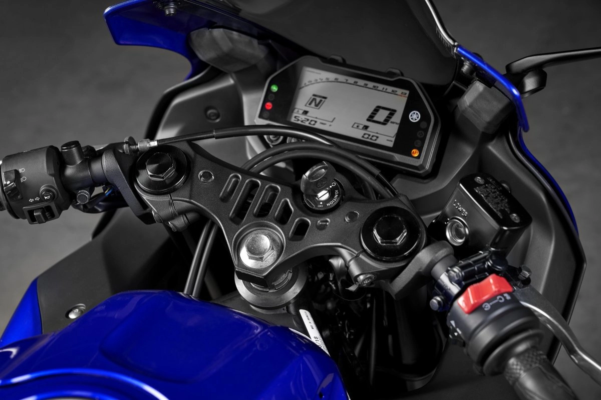 assets/images/motorcycles/models/yzf-r3-2024/4.jpg