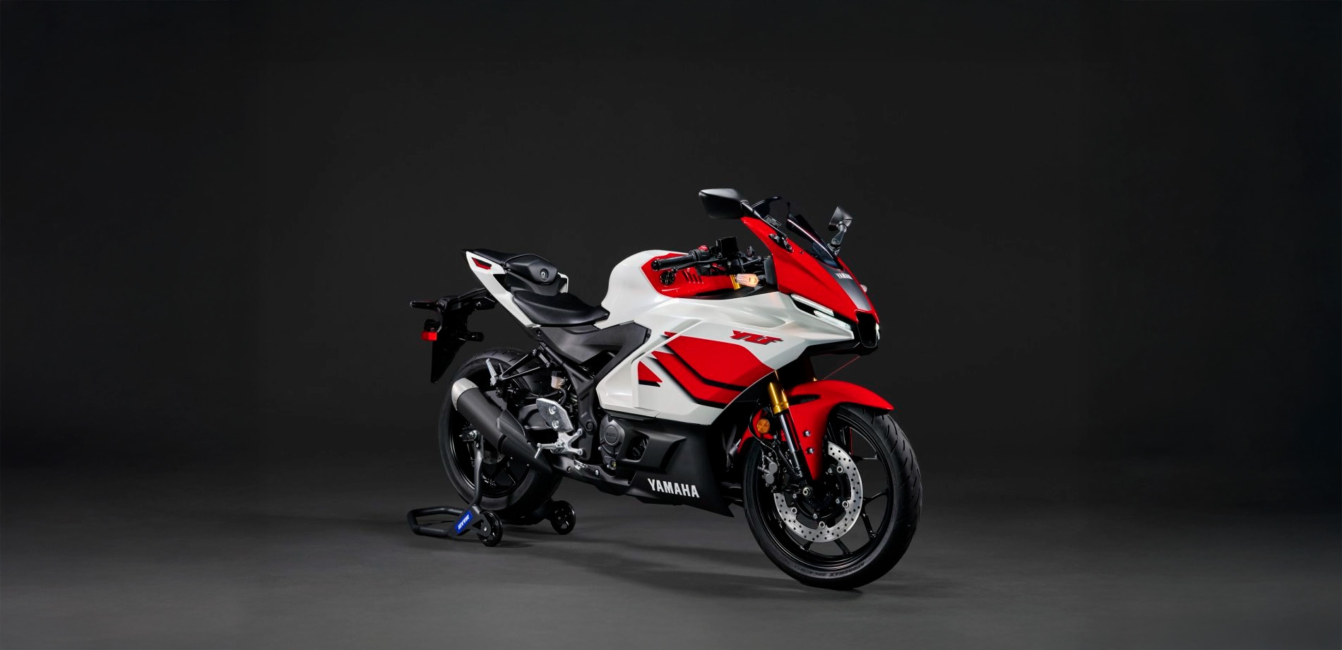assets/images/motorcycles/headers/yzf-r3-2026.jpg