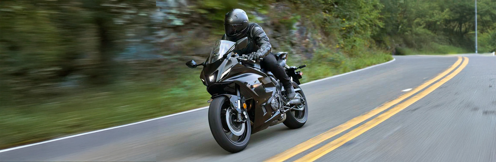 assets/images/motorcycles/headers/yzf-r7-2026.jpg