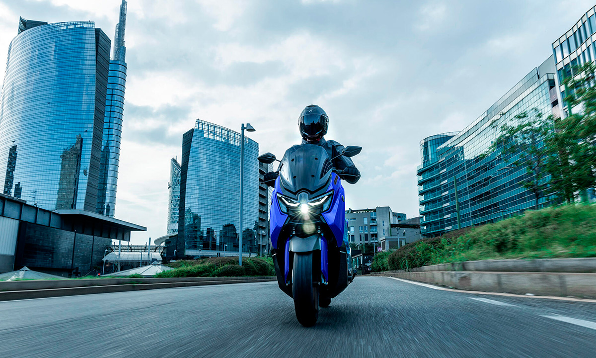 assets/images/motorcycles/models/n-max-tech-max-2026/4c72e33a-7b39-478a-a43f-25425e1e1228.jpg