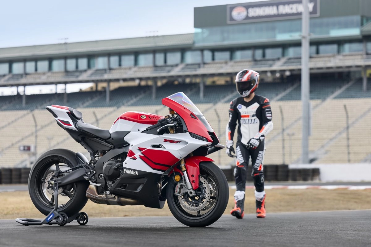 assets/images/motorcycles/models/yzf-r9-2026/2e853d14-06ff-45d8-9934-df1eb4ade0a5.png